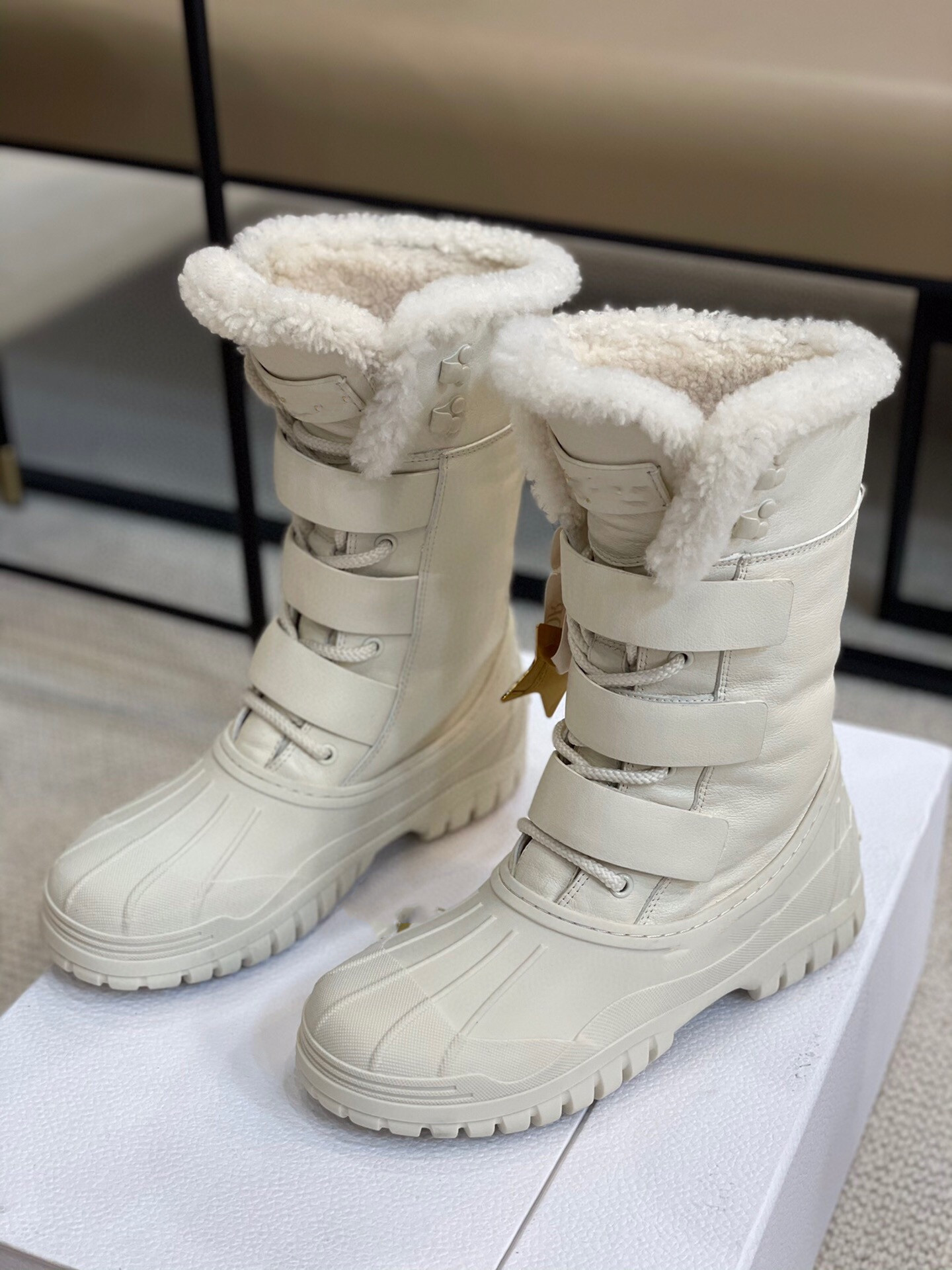 Boots Designer Classics Winter Snow boot Real Fur Slides Leather Waterproof Warm Knee High Fashion booties With Box size 35-41
Boots Designer Classics Winter Snow boot Real Fur Slides Leather Waterproof Warm Knee High Fashion booties With Box size 35-41
