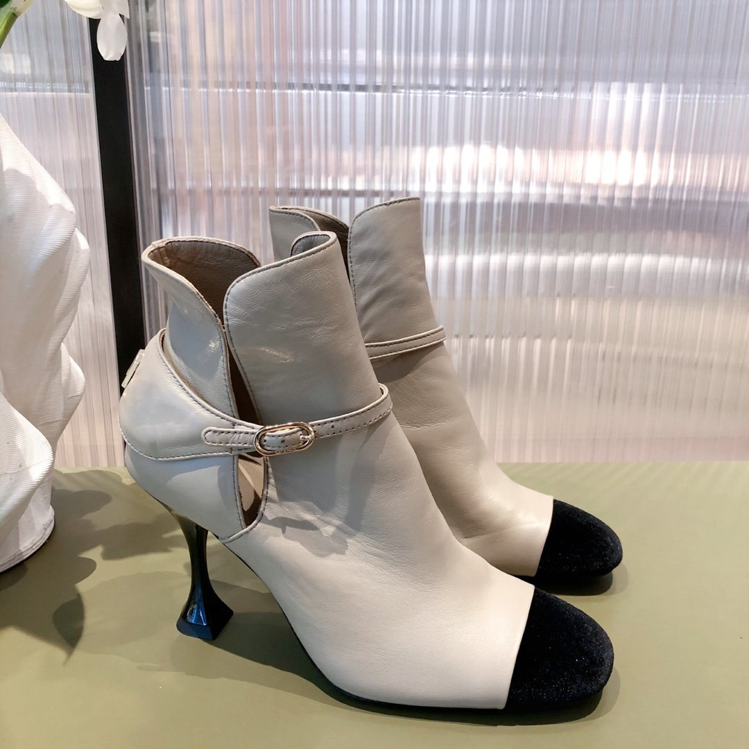 Top quality designer luxury brand women shoes Fall short boots classic boot type British retro design with box are size35-40, As picture 1
Top quality designer luxury brand women shoes Fall short boots classic boot type British retro design with box are size35-40, As picture 1