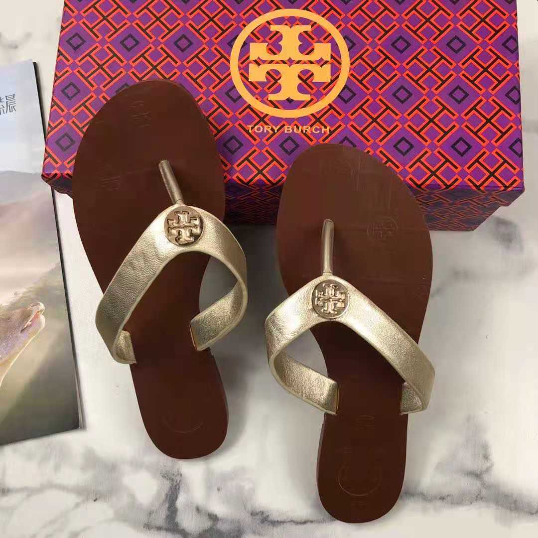 Summer fashion woman beach slippers Leather Cartoon Big Head Slippers Flat shoes Hotel Letters woman Shoes Metal Lock head slippers 35-42
Summer fashion woman beach slippers Leather Cartoon Big Head Slippers Flat shoes Hotel Letters woman Shoes Metal Lock head slippers 35-42