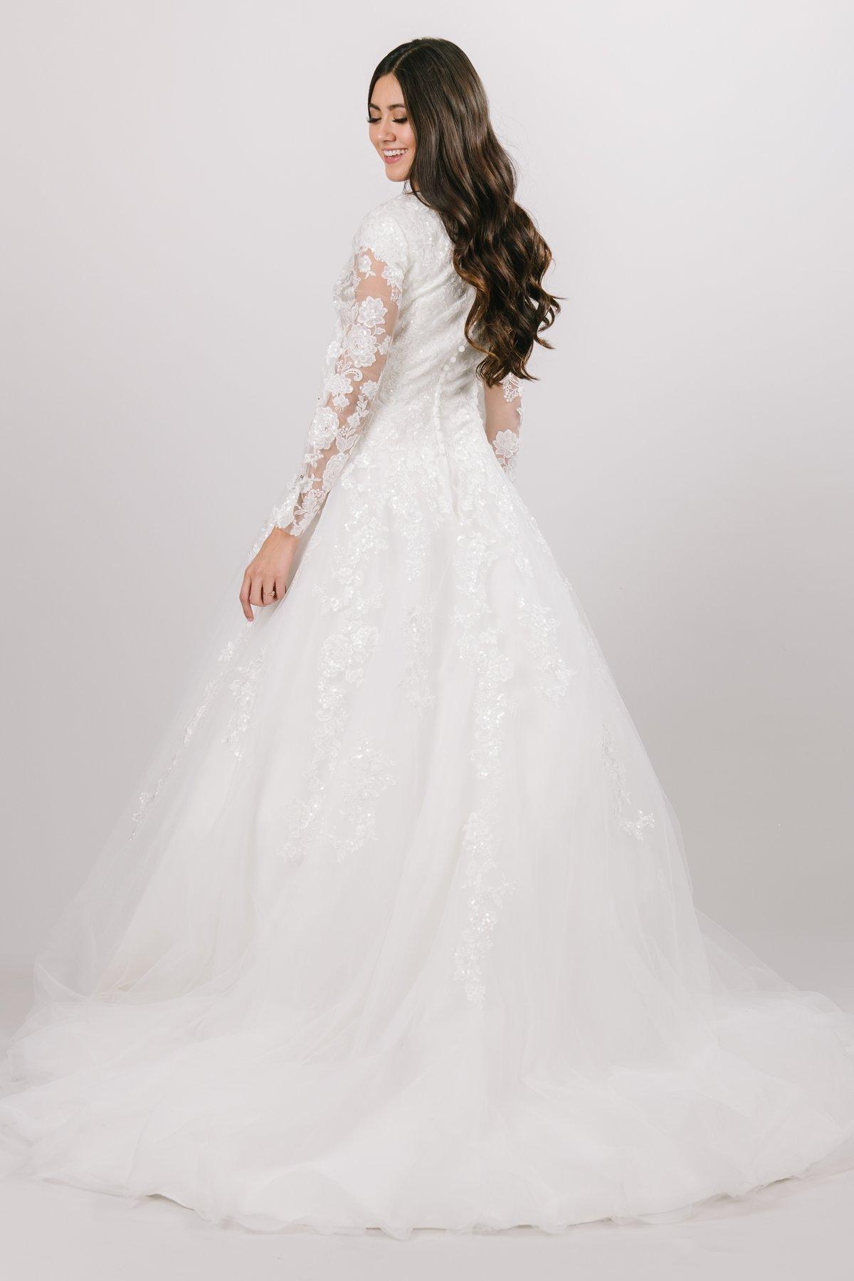 Formal Ivory Wedding Dress Long Sleeves A Line Lace Appliqued Sequins V Neck Bridal Gowns Princess Bride Dresses Custom Made Robe De Mariage