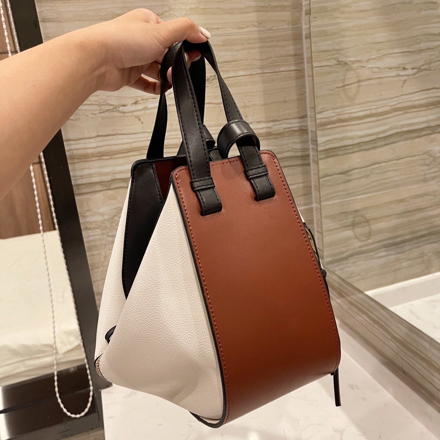 Advanced Design Classic Embossed Logo Hammock Bag Simple Luxury Elegant Lady Bags Thread Artwork Handbag Comfortable Cowhide Shoulder Package, 2222
Advanced Design Classic Embossed Logo Hammock Bag Simple Luxury Elegant Lady Bags Thread Artwork Handbag Comfortable Cowhide Shoulder Package, 2222