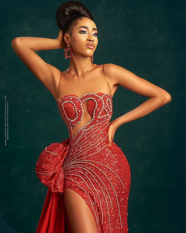 2021 Plus Size Arabic Aso Ebi Red Sparkly Sexy Prom Dresses Crystals Sheath Sequined High Split Formal Evening Party Second Reception Gowns ZJ366