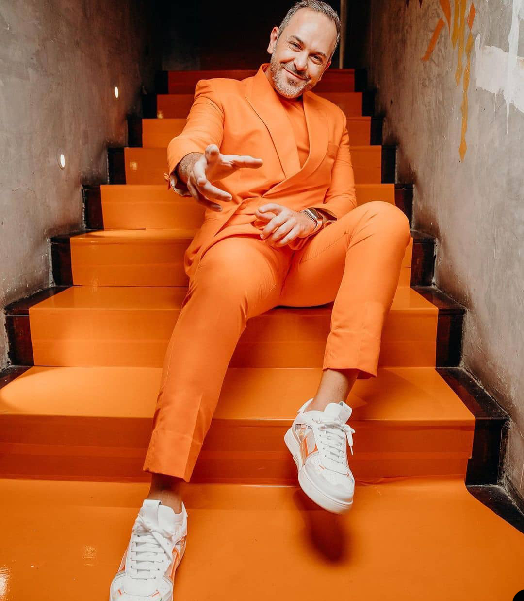 Bright Orange Mens Pants Suits Classic Fit Groom Tuxedos Peaked Lapel Prom Party Blazer Overcoat (Jacket+Pants)