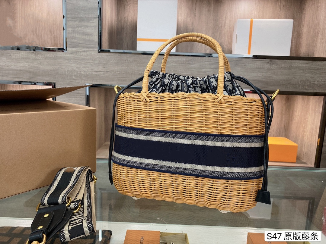 luxurys handbags high-end drawstrings luxury brand bucket drawstring cabbage basket, shopping bag, lady rattan wicker woven one-shoulder large-capacity tote bag, Make up the difference
luxurys handbags high-end drawstrings luxury brand bucket drawstring cabbage basket, shopping bag, lady rattan wicker woven one-shoulder large-capacity tote bag, Make up the difference