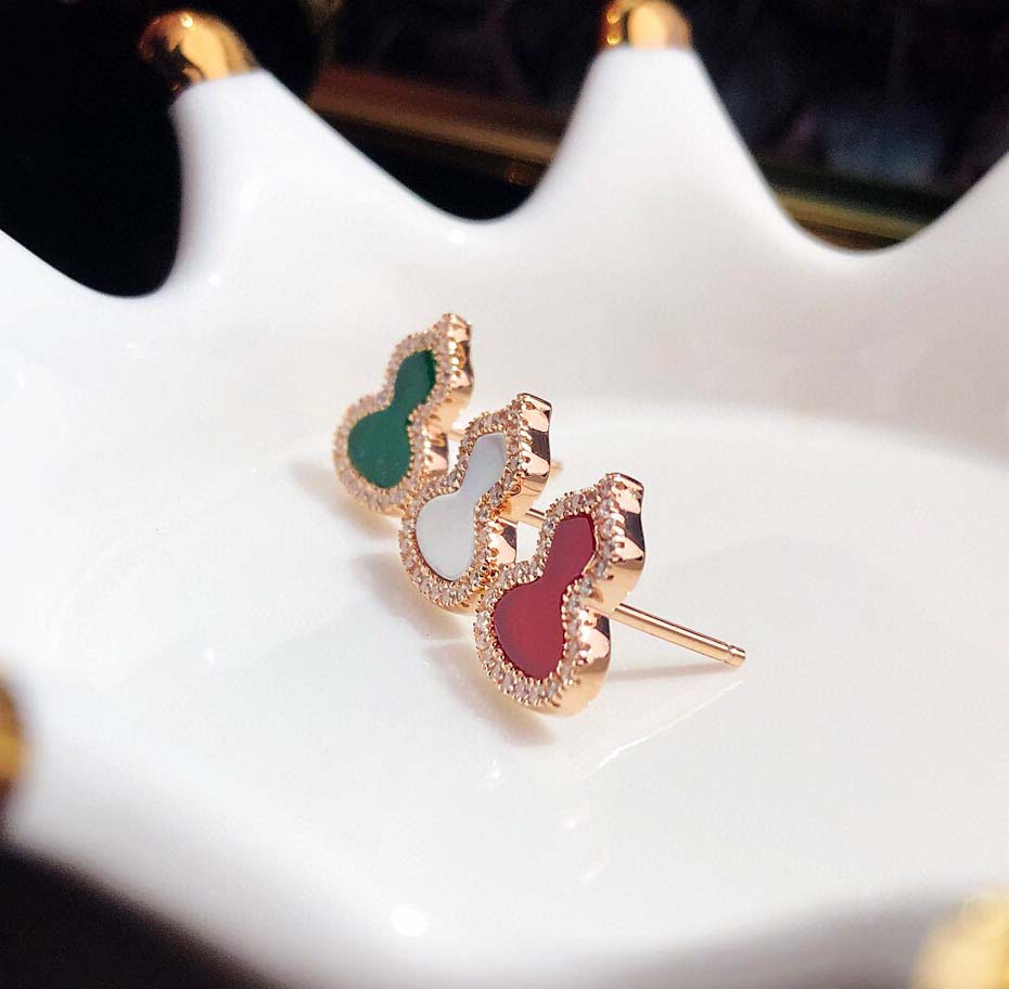 S925 silver stud earring with sparkly diamond and nature white shell for women wedding jewelry gift have stamp PS4670
S925 silver stud earring with sparkly diamond and nature white shell for women wedding jewelry gift have stamp PS4670