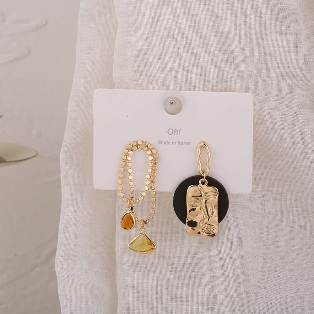 hoop East Gate with Picasso face abstract art asymmetric silver needle earrings, Golden;silver
hoop East Gate with Picasso face abstract art asymmetric silver needle earrings, Golden;silver