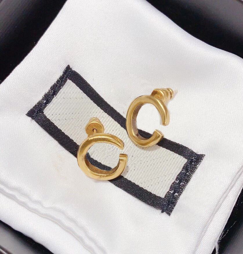Classic Letter Earrings Desingers Ear men Luxurys charm Earring exquisite lady earloop jewelry gift Gold Silver Jewelrys Accessories for woman good
Classic Letter Earrings Desingers Ear men Luxurys charm Earring exquisite lady earloop jewelry gift Gold Silver Jewelrys Accessories for woman good