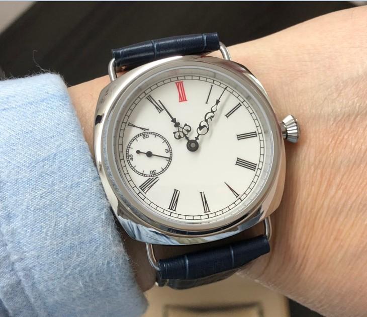 Wristwatches 45mm No Logo Asian 6497 17 Jewels Mechanical Movement Men's Watch White Enamel Dial OR Luminous Watches Gr99-20, Orange num dial
Wristwatches 45mm No Logo Asian 6497 17 Jewels Mechanical Movement Men's Watch White Enamel Dial OR Luminous Watches Gr99-20, Orange num dial