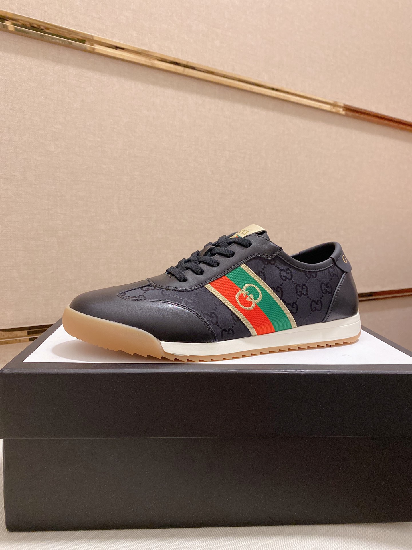 High quality mens designer shoes comfortable letter luxury fashion men sports sneakers trainers shoe with box, White
High quality mens designer shoes comfortable letter luxury fashion men sports sneakers trainers shoe with box, White