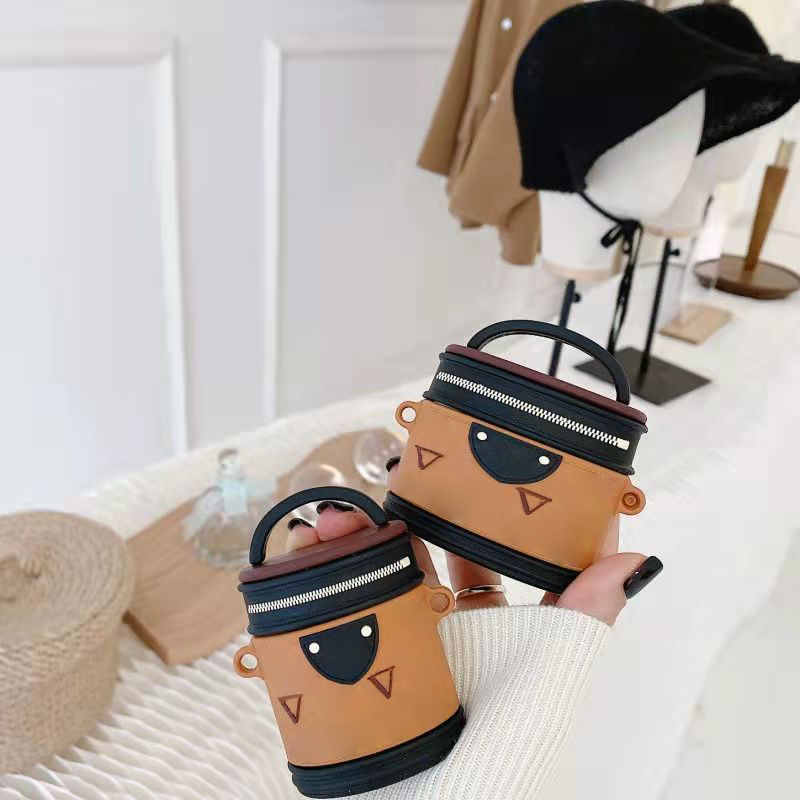 Luxurys Designers Fashion AirPods pro 1 2 3 Cases for Earphones Top Quality Case Printed Protection Package Headset bags good nice
Luxurys Designers Fashion AirPods pro 1 2 3 Cases for Earphones Top Quality Case Printed Protection Package Headset bags good nice