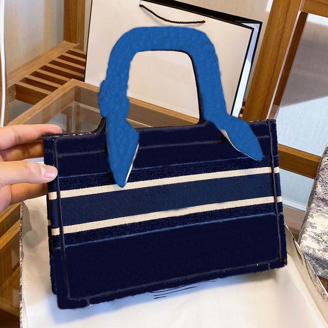 Mini Book Tote Bag Women Luxurys Designers Bags 2021 Embroidered canvas oblique pattern Handbag Top quality fashion shopping bag with silk scarf, Blue
Mini Book Tote Bag Women Luxurys Designers Bags 2021 Embroidered canvas oblique pattern Handbag Top quality fashion shopping bag with silk scarf, Blue