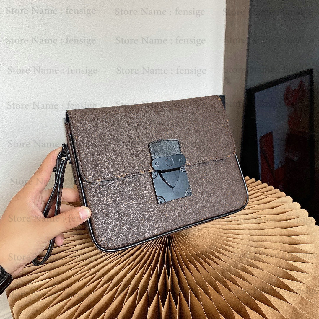 A4 POUCH S LOCK Men Clutch Bags Trunk Clasp Luxurys Designers Monograms Embossed Macassar canvas Leather S-Lock Magnetic Closure Handle bag Flap M80582 M80560, 01
A4 POUCH S LOCK Men Clutch Bags Trunk Clasp Luxurys Designers Monograms Embossed Macassar canvas Leather S-Lock Magnetic Closure Handle bag Flap M80582 M80560, 01