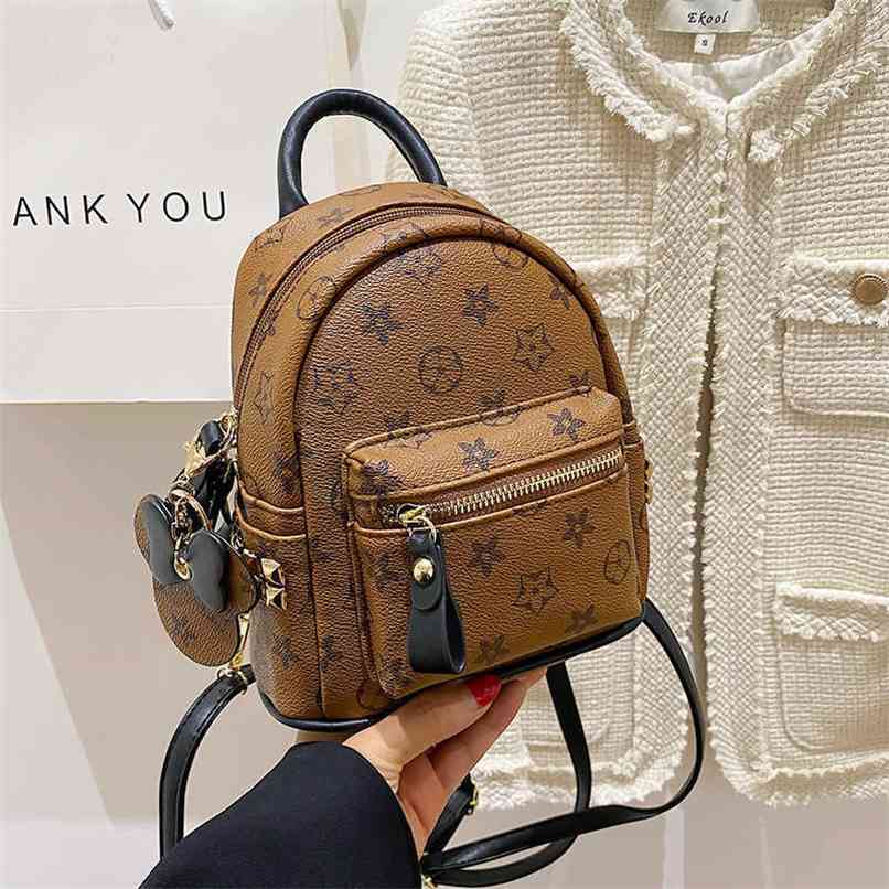 Classic Limited Edition PU Leather Backpacks Designers Shoulder Bag Kids Front Pocket Side Pouch School Back Big Capacity Handbag Tote for Sports Travel G1097NBD, Me white
Classic Limited Edition PU Leather Backpacks Designers Shoulder Bag Kids Front Pocket Side Pouch School Back Big Capacity Handbag Tote for Sports Travel G1097NBD, Me white