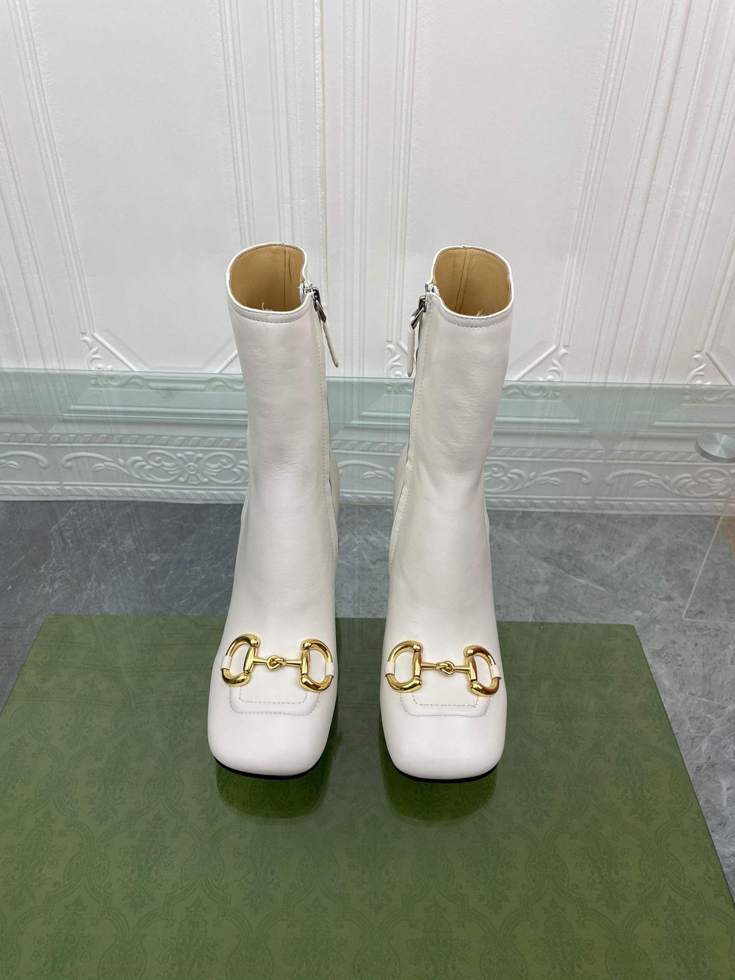 Classic fashion metal button women's boots side zipper design, black and white with .5cm high, complete packaging
Classic fashion metal button women's boots side zipper design, black and white with .5cm high, complete packaging
