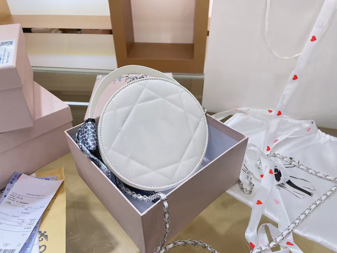 Ladies cosmetic bag fashion brand high-end luxury messenger handbag, round cake diamond check belt gift box with silk scarf., Make up the difference
Ladies cosmetic bag fashion brand high-end luxury messenger handbag, round cake diamond check belt gift box with silk scarf., Make up the difference