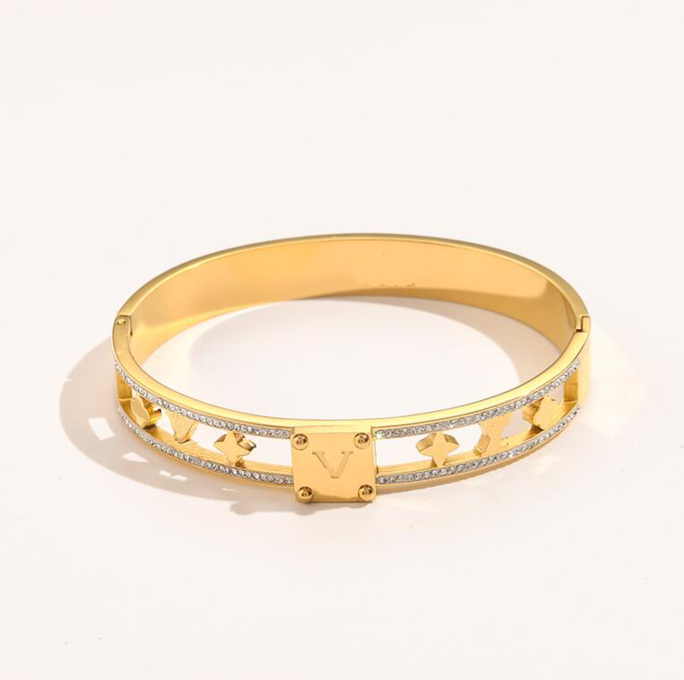 High Quality Designer Stainless Steel Bangle for Mens Womens Luxury Brand Letter Steels Seal Gold Buckle Bracelets Fashion Jewelry Bracelet Party Accessories
High Quality Designer Stainless Steel Bangle for Mens Womens Luxury Brand Letter Steels Seal Gold Buckle Bracelets Fashion Jewelry Bracelet Party Accessories
