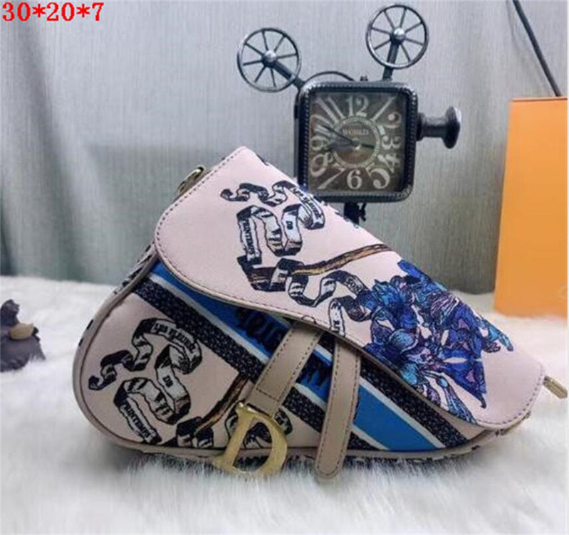 Women Luxurys FashionDesigners Bags 2021 Ladies Wallet Embroidery Saddle Houlder Messenger Lady Handbag Luxury Evening Bag pretty, P13
Women Luxurys FashionDesigners Bags 2021 Ladies Wallet Embroidery Saddle Houlder Messenger Lady Handbag Luxury Evening Bag pretty, P13