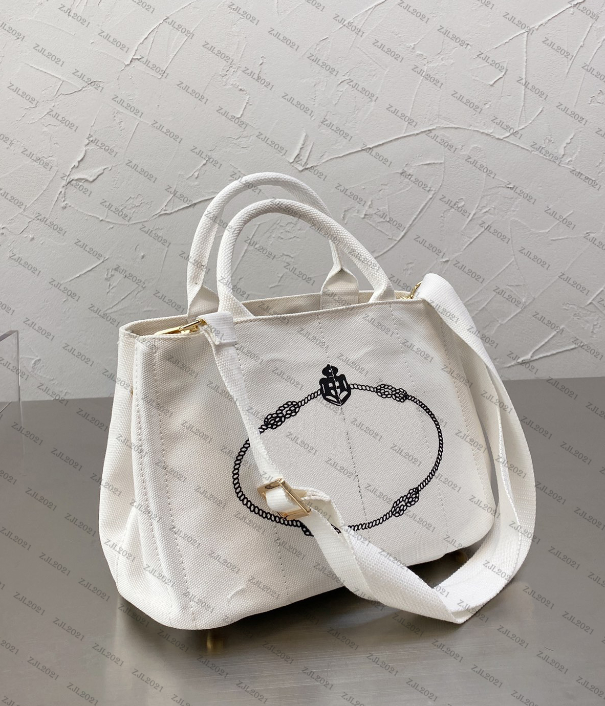 Women luxurys designers bags 2021 early spring series single shoulder slung toth practical convenient large capacity canvas
Women luxurys designers bags 2021 early spring series single shoulder slung toth practical convenient large capacity canvas