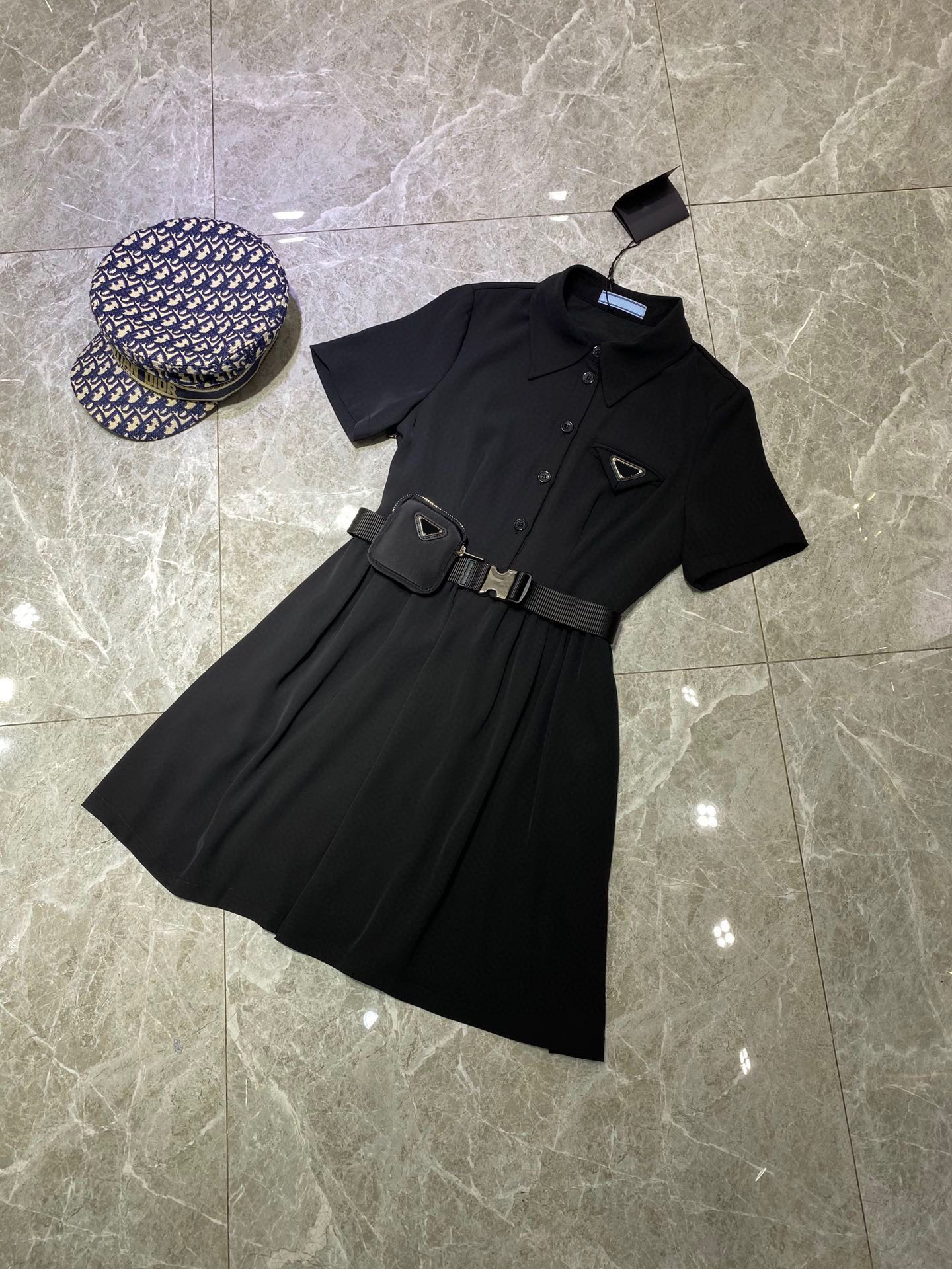 2021 designer leisure dress women skirt Paris Fashion Week limited edition Inverted triangle logo badge on chest Lapel Slim Star Same Style summer tops, Black
2021 designer leisure dress women skirt Paris Fashion Week limited edition Inverted triangle logo badge on chest Lapel Slim Star Same Style summer tops, Black