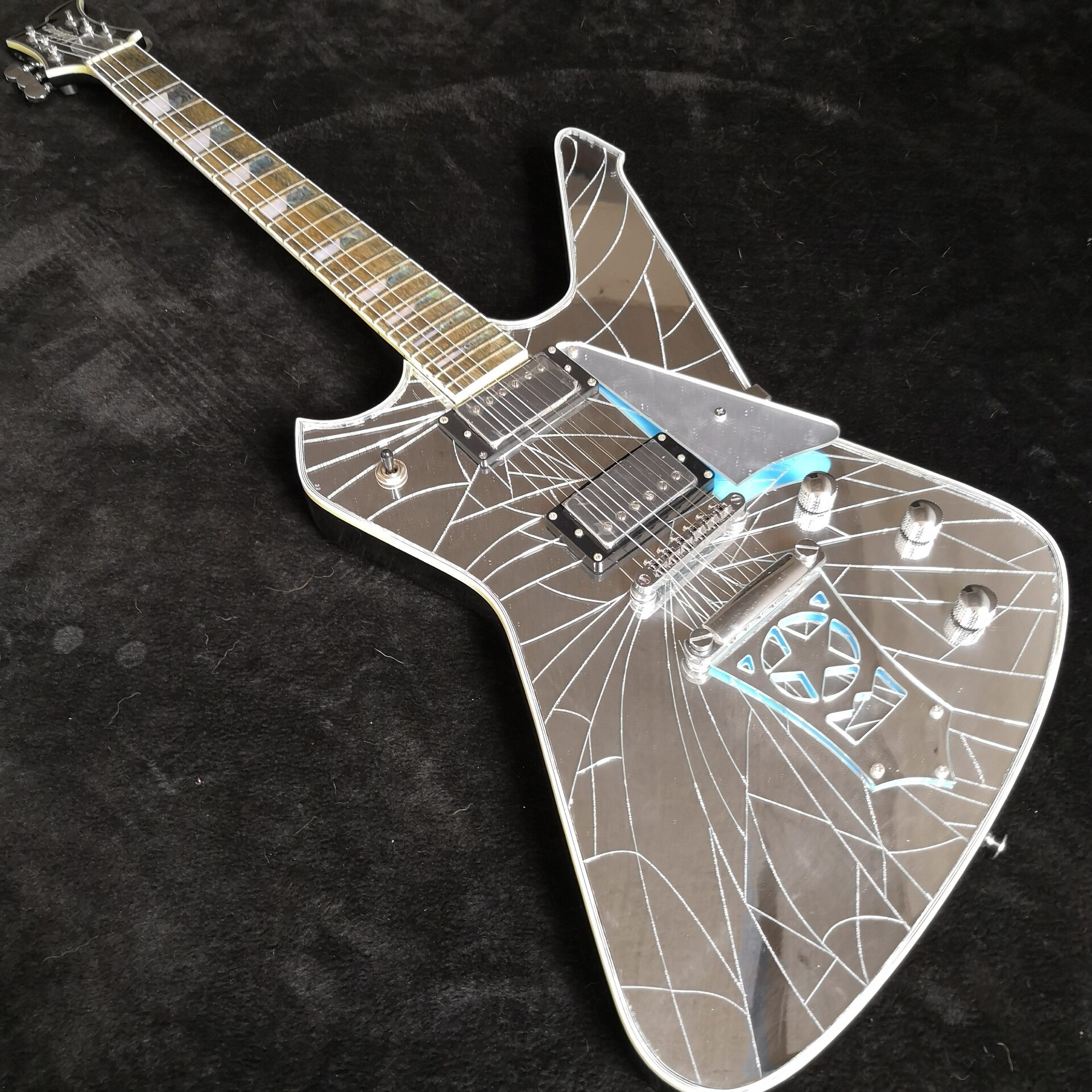 Wash Cracked Mirror Iceman Paul Stanley Signature Electric Guitar Star Shape Tailpiece, Abalone & White Pearl Block Inlay
Wash Cracked Mirror Iceman Paul Stanley Signature Electric Guitar Star Shape Tailpiece, Abalone & White Pearl Block Inlay