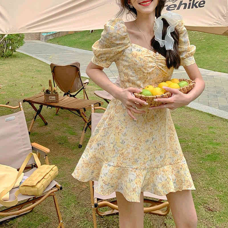 Korean Summer Square Collar Yellow Mini Dress Short Sleeve Sweet Floral Printed Beach Elegant Holiday 210517
Korean Summer Square Collar Yellow Mini Dress Short Sleeve Sweet Floral Printed Beach Elegant Holiday 210517