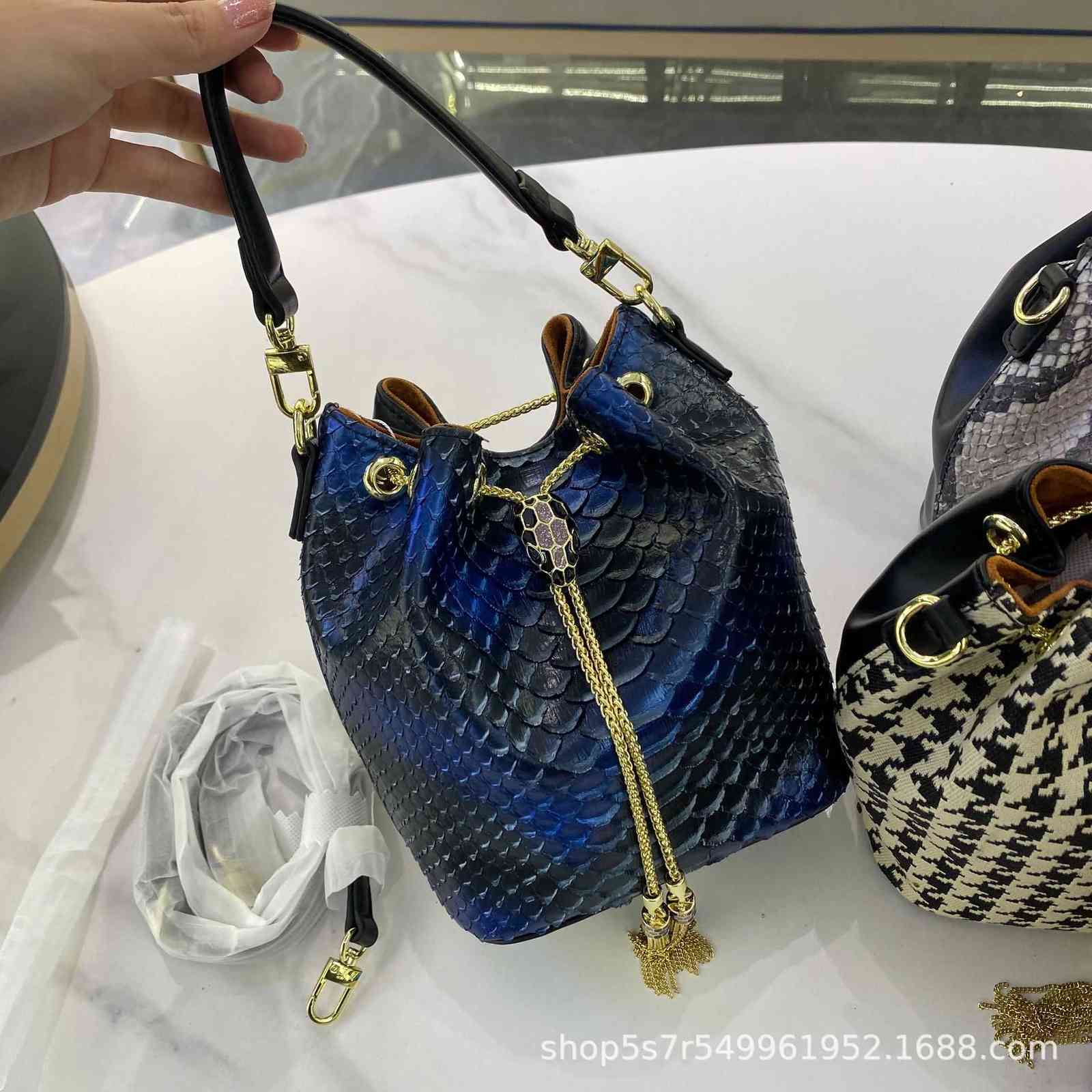 Snake scal autumn and winter extract enamel snake head pull buet tassel bag female cowhide live broadcast high quality
Snake scal autumn and winter extract enamel snake head pull buet tassel bag female cowhide live broadcast high quality