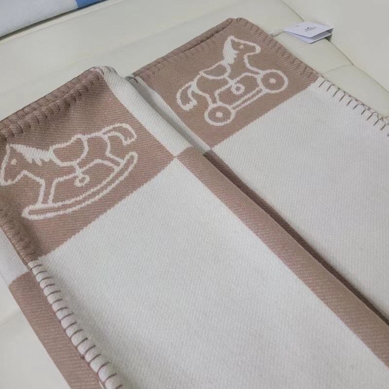 Luxury designer fashion Signage blanket children's baby cashmere blankets classic pony pattern double-sided jacquard high quality soft and comfortable fabric 2022
Luxury designer fashion Signage blanket children's baby cashmere blankets classic pony pattern double-sided jacquard high quality soft and comfortable fabric 2022
