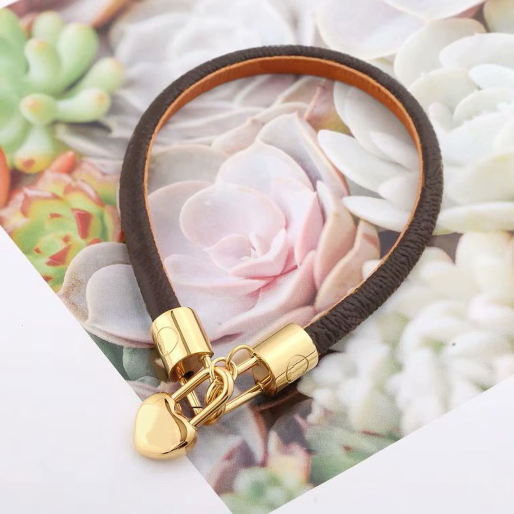 Identification Europe America Fashion Style Lady Women Round Print Flower Design Engraved Letter Heart Crazy In Lock Charm Leather Bracelet Bangle M6451E
Identification Europe America Fashion Style Lady Women Round Print Flower Design Engraved Letter Heart Crazy In Lock Charm Leather Bracelet Bangle M6451E