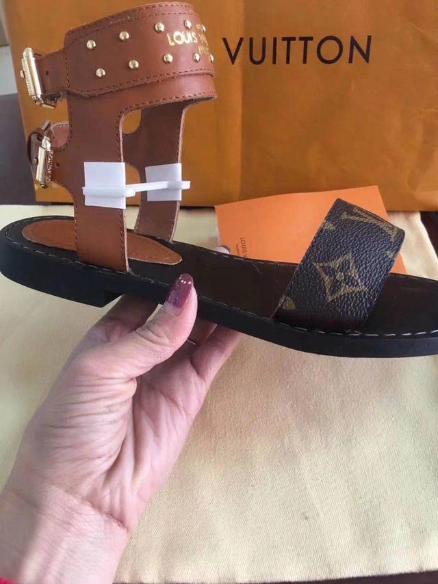 Fashion high quality Louis Women Sandals Vitton High Boots Men Gladiator Roman Sandal Casual Ladies Beach Flat shoes, White;black
Fashion high quality Louis Women Sandals Vitton High Boots Men Gladiator Roman Sandal Casual Ladies Beach Flat shoes, White;black