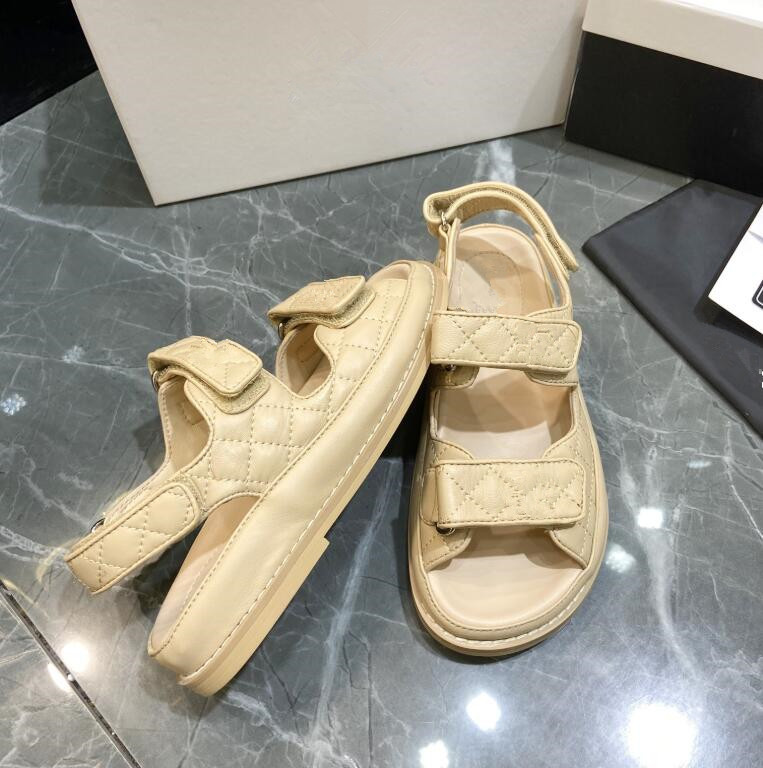 Classics Women shoes Sandals fashion Beach Thick bottom slippers Alphabet lady Sandals Leather High heel shoes slides home C233, 05
Classics Women shoes Sandals fashion Beach Thick bottom slippers Alphabet lady Sandals Leather High heel shoes slides home C233, 05