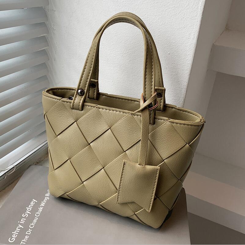 Wholesale factory women leathers shoulder bags Simple Joker solid color woven handbag Sweet small fresh leather tote bag Elegant winter plaid handbags
Wholesale factory women leathers shoulder bags Simple Joker solid color woven handbag Sweet small fresh leather tote bag Elegant winter plaid handbags