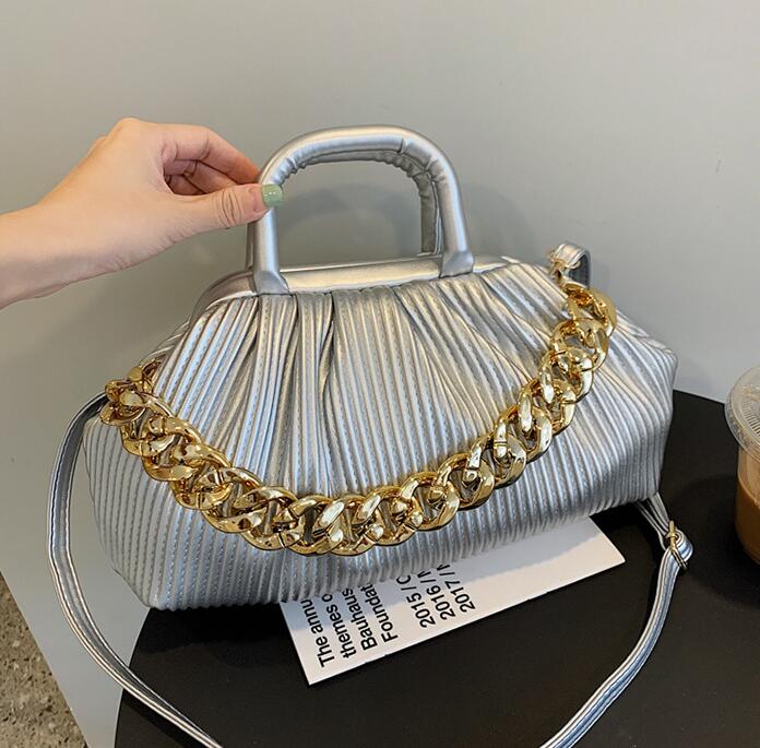 Wholesale womens leathers shoulder bags in Europe and America pleated clouds bag simple elegant solid color leather handbags super chain women handbag 10 colors, Brown(boutique box)
Wholesale womens leathers shoulder bags in Europe and America pleated clouds bag simple elegant solid color leather handbags super chain women handbag 10 colors, Brown(boutique box)