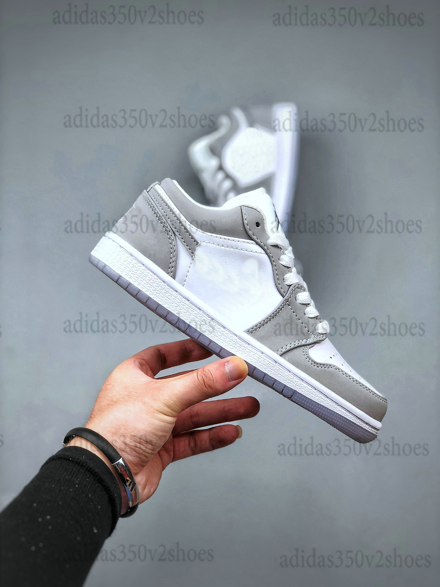 1 Low Wolf Grey Jumpman Men Womens 1s Basketball Shoes Designer Sports Trainers Sneakers, White;red
1 Low Wolf Grey Jumpman Men Womens 1s Basketball Shoes Designer Sports Trainers Sneakers, White;red