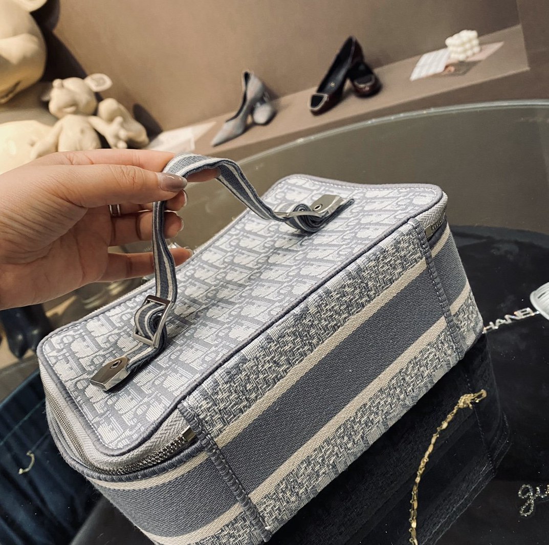 2021 superior suppliers satchel bag square the pillow pack fashion leisure simple men's and women's versatile bags size -l0768, Red;black
2021 superior suppliers satchel bag square the pillow pack fashion leisure simple men's and women's versatile bags size -l0768, Red;black