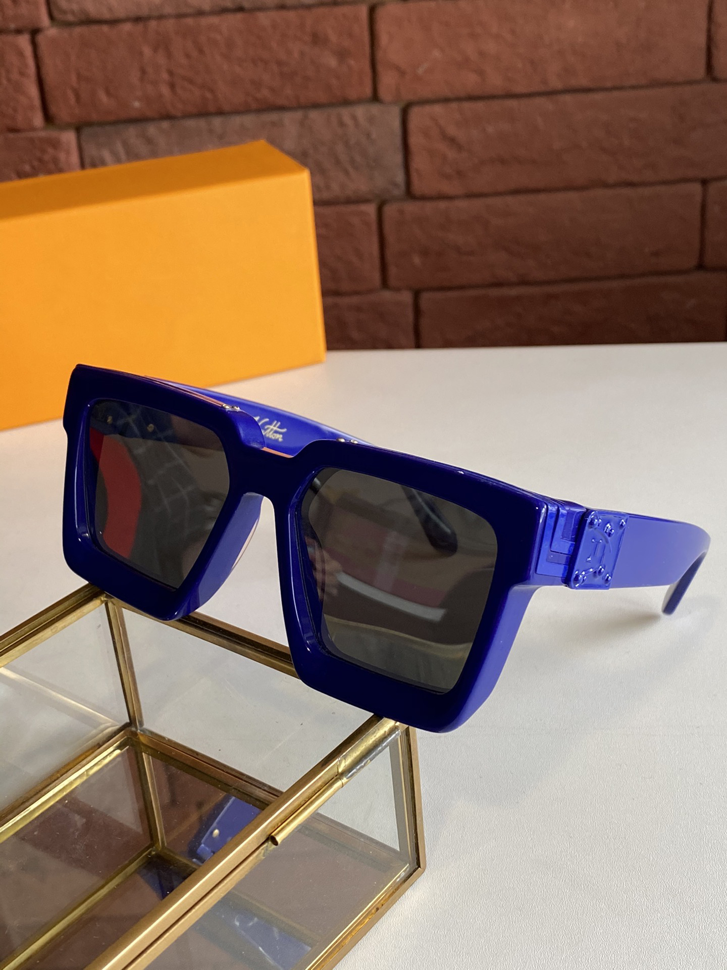 Sunglasses For Women 96006 Men Design Sun Glasses Millionaire Square Frame Top Quality Outdoor Avant-garde Style Glass With Case Shiny Gold Plated B22, White;black
Sunglasses For Women 96006 Men Design Sun Glasses Millionaire Square Frame Top Quality Outdoor Avant-garde Style Glass With Case Shiny Gold Plated B22, White;black