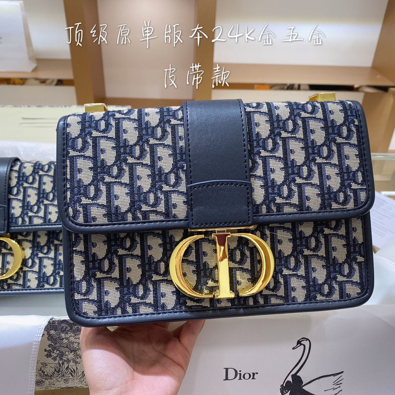 High quality women's bag classic embroidery Montaigne Vintage Canvas Messenger Bag large metal letter Single Shoulder Messenger Bag
High quality women's bag classic embroidery Montaigne Vintage Canvas Messenger Bag large metal letter Single Shoulder Messenger Bag