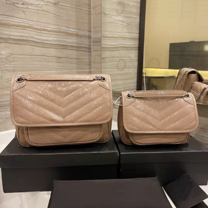 2005 Designers Bags Womens box luxurys CrossBody bag Shoulder Letter Cowhide Leather Handbag ladies purse Chains Clutch Camera Handbags
2005 Designers Bags Womens box luxurys CrossBody bag Shoulder Letter Cowhide Leather Handbag ladies purse Chains Clutch Camera Handbags