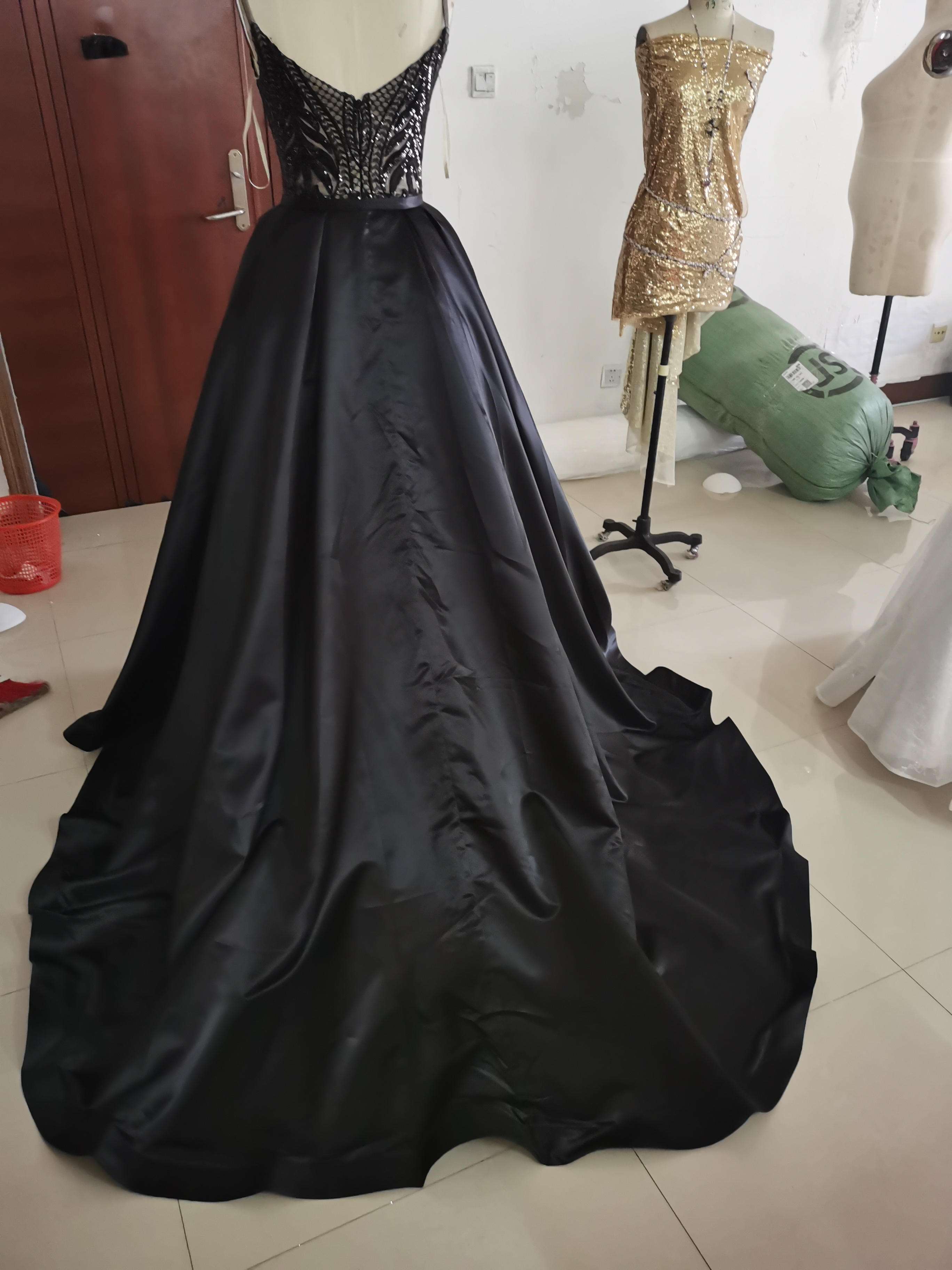 Luxury Dubai Arabic Black Formal Evening Dresses Sparkly Sequined Spaghetti Straps Long Prom Dress With Detachable Trains Middle East Special Occasion