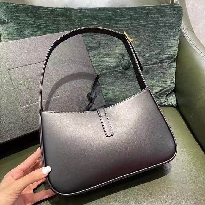 Cleo from 5 to 7 Shoulder Bags designers Womens Handbags Purses Black Brand Smooth leather 657228 Luxurys Totes bags, Color 01
Cleo from 5 to 7 Shoulder Bags designers Womens Handbags Purses Black Brand Smooth leather 657228 Luxurys Totes bags, Color 01