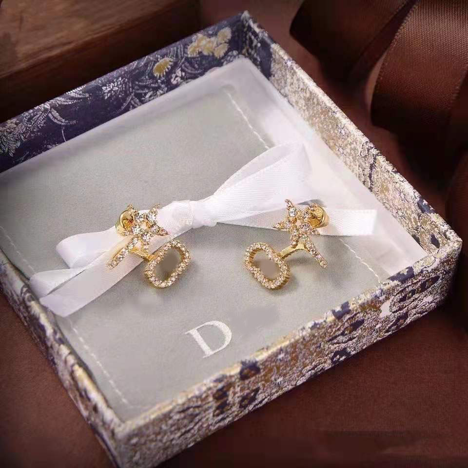 2021 designer earrings classic letters diamond earrings women's wedding jewelry, Golden;silver
2021 designer earrings classic letters diamond earrings women's wedding jewelry, Golden;silver