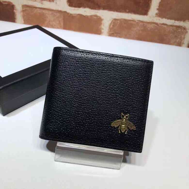 2021 Famous fashion men's short leather decorated with chic metal bee detail purse top quality, Red;black
2021 Famous fashion men's short leather decorated with chic metal bee detail purse top quality, Red;black