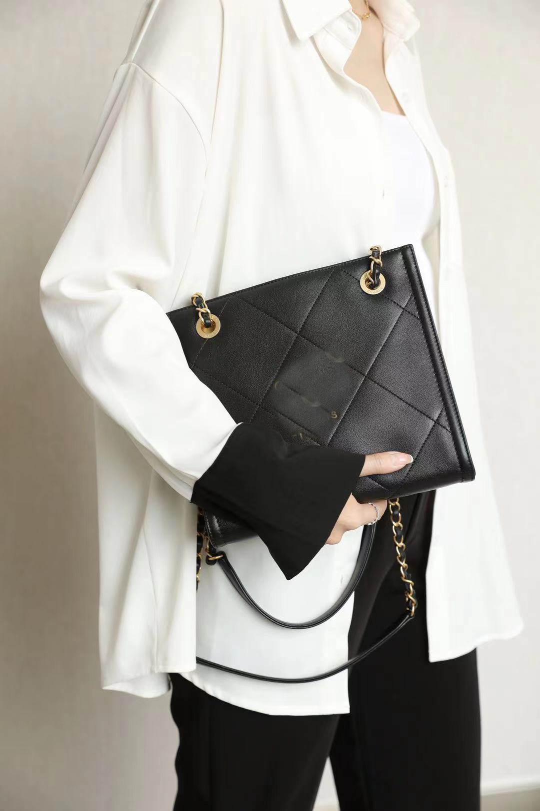 Women Luxurys C,solds Bags Designers Purses Crossbody Channel Handbags The single Splicing shoulder bag Fashion and high quality Sheepskin 30x23cm FGD, Customized
Women Luxurys C,solds Bags Designers Purses Crossbody Channel Handbags The single Splicing shoulder bag Fashion and high quality Sheepskin 30x23cm FGD, Customized