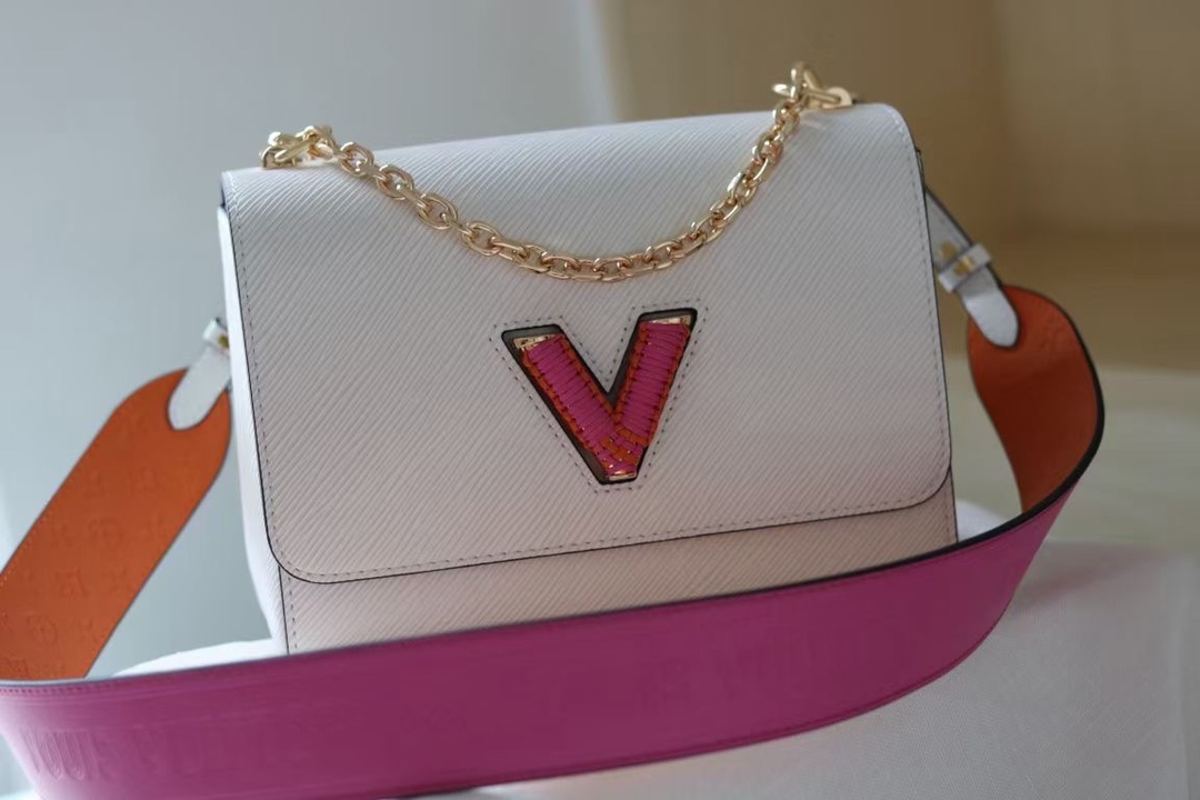 New Classic Shoulder Bags Medium size bag Real Leather Women Female Handbag on sale Crossbody Purse Twist logo handbags chain handle three colors size23*17*9.5cm, White
New Classic Shoulder Bags Medium size bag Real Leather Women Female Handbag on sale Crossbody Purse Twist logo handbags chain handle three colors size23*17*9.5cm, White