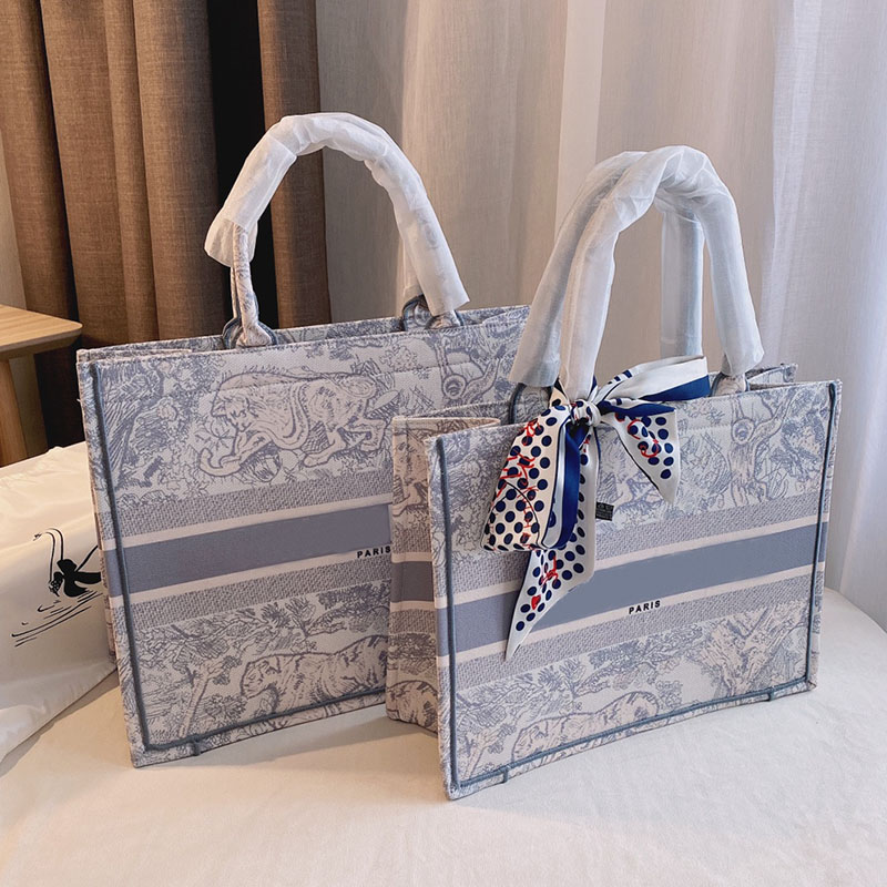 Designer Women Canvas Sandy Beach Bag Paris Fashion Houndstooth Embroidery Summer Handle Handbags Large Capacity Multi-function Handbag Luxurys Designers Bags, 01
Designer Women Canvas Sandy Beach Bag Paris Fashion Houndstooth Embroidery Summer Handle Handbags Large Capacity Multi-function Handbag Luxurys Designers Bags, 01