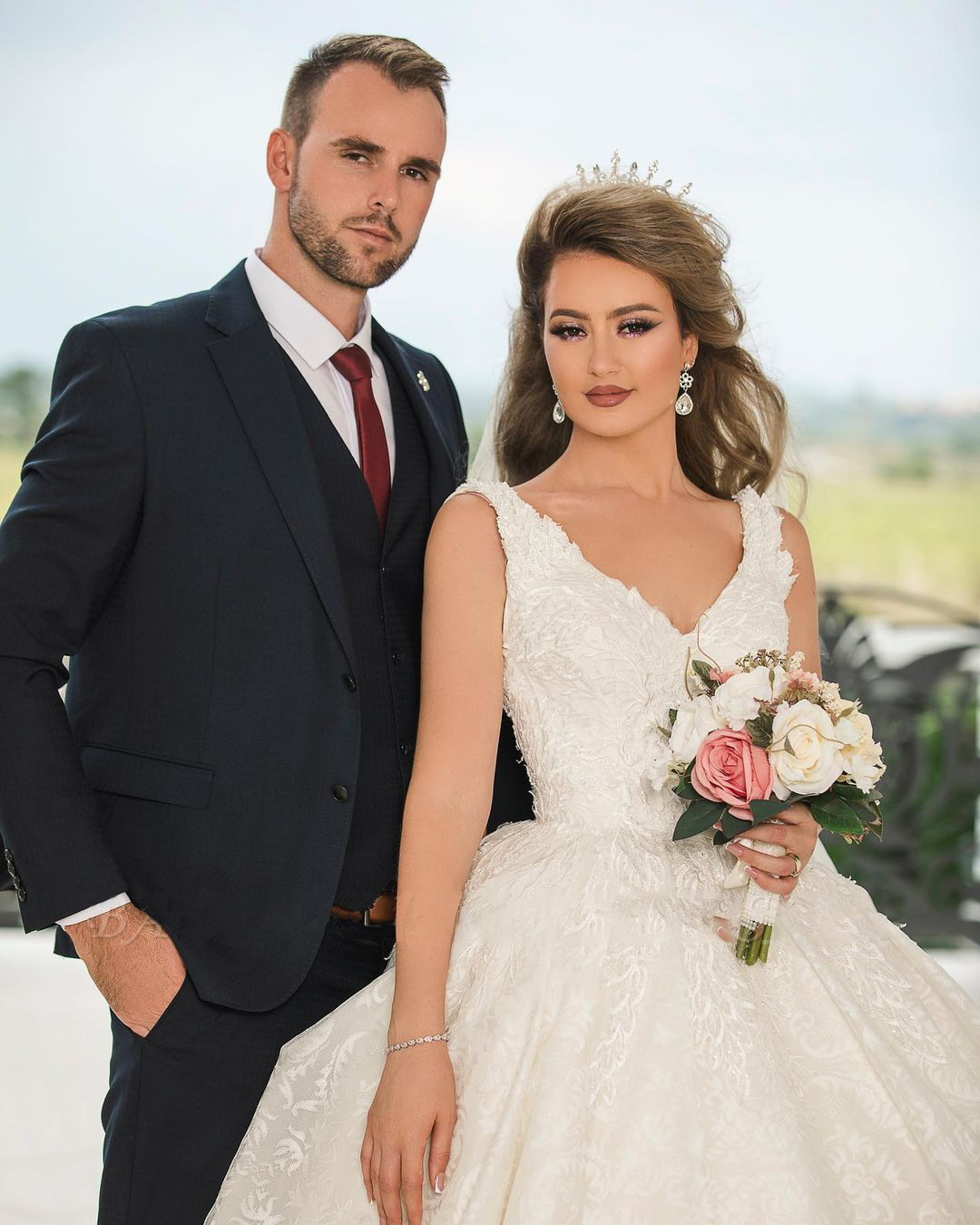 Classic Wedding Dresses With deep V-neck Sleeveless Appliqued Race Vintage Ball Gown Wedding Dress Custom Made Vestidos De Novia