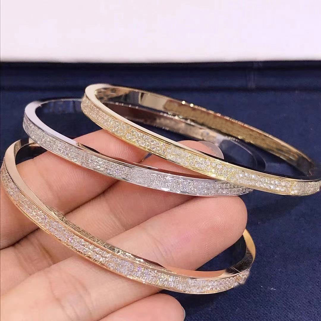 Classic high-quality diamond bangle with screwdriver Gypsophila fashion jewelry original packaging gift box
Classic high-quality diamond bangle with screwdriver Gypsophila fashion jewelry original packaging gift box
