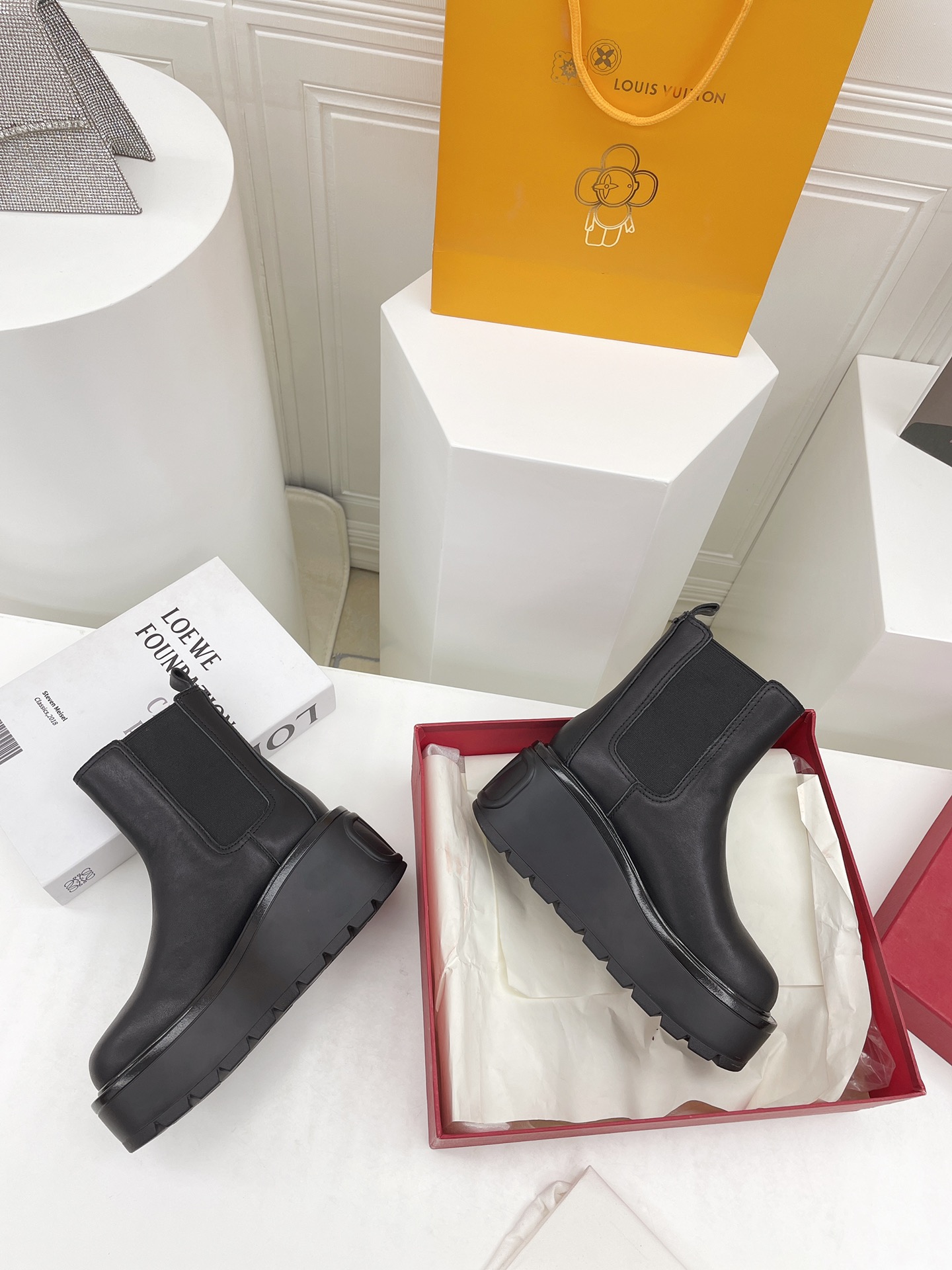 2021 designer's latest customized logo women's boots leather non slip rubber sole luxury comfort exquisite technology high quality with box
2021 designer's latest customized logo women's boots leather non slip rubber sole luxury comfort exquisite technology high quality with box