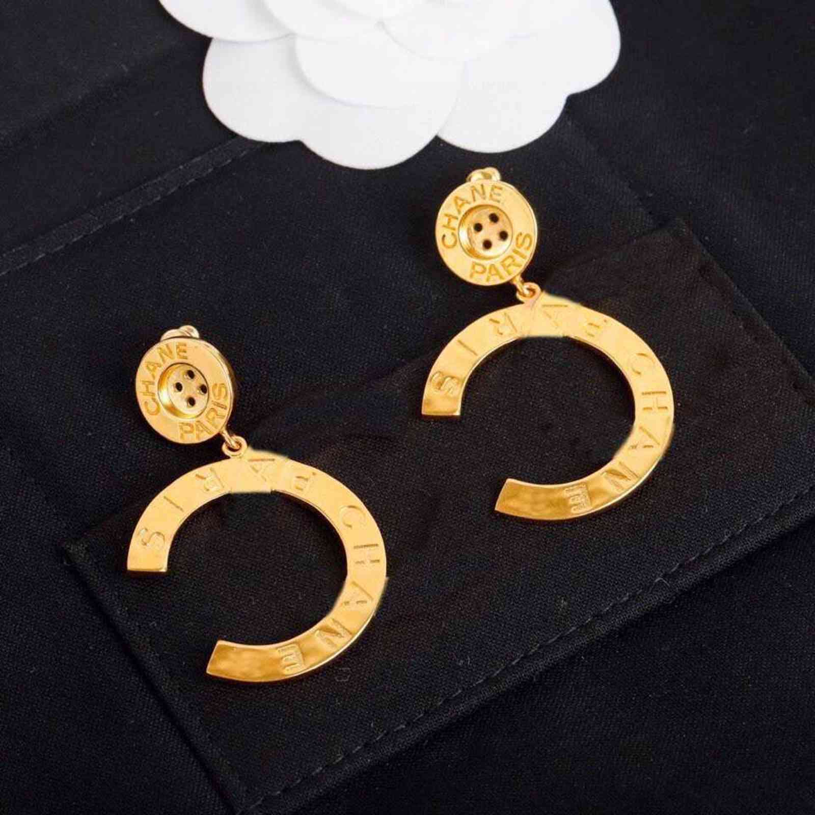 2021 Top quality drop earring with words design and button shape S925 silver pin women wedding jewelry gift have box PS4026 H1027
2021 Top quality drop earring with words design and button shape S925 silver pin women wedding jewelry gift have box PS4026 H1027