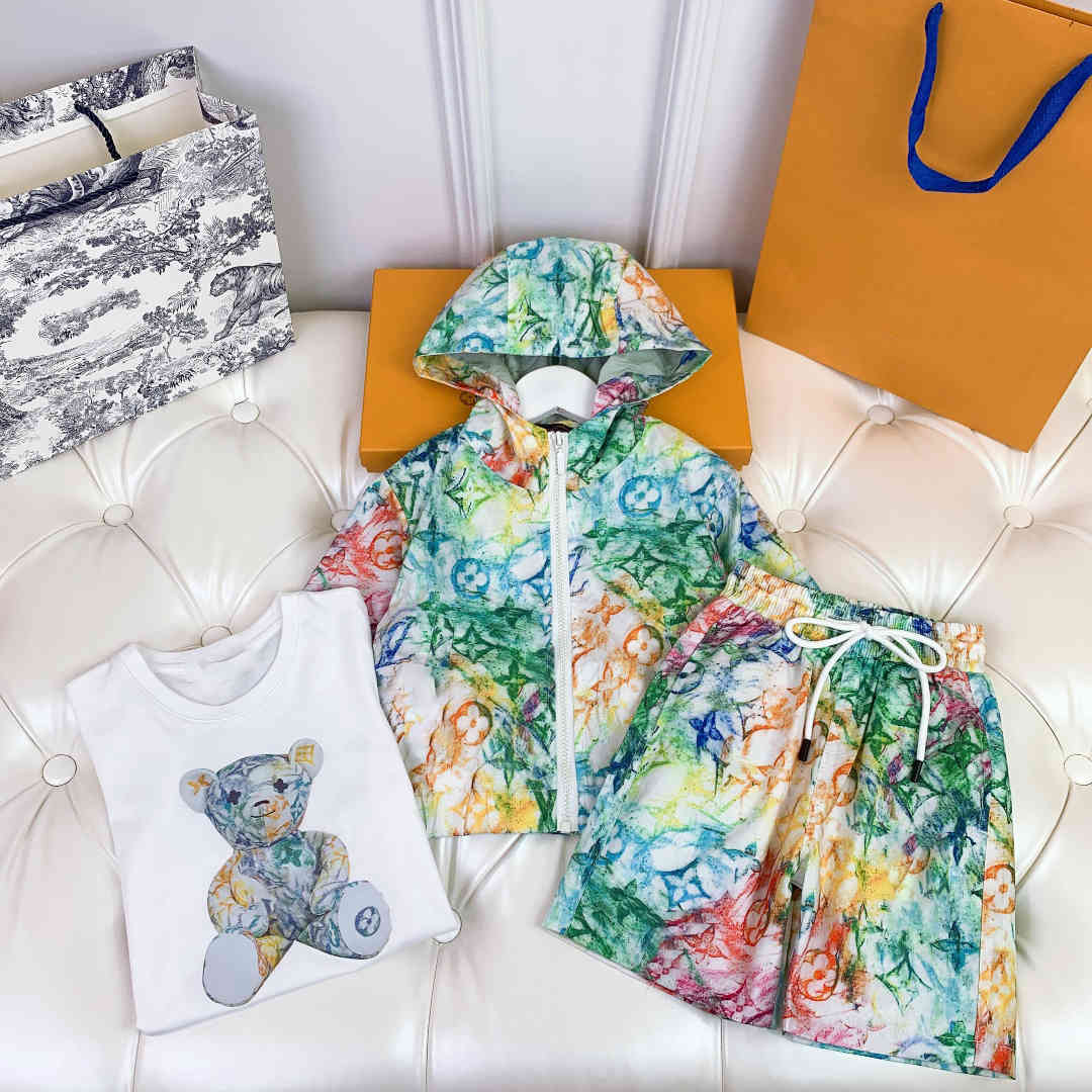 21SS designer sets kids graffiti hoodie cotton t-shirt summer LL and VV brand 3-piece set Designers Clothes Kid boys grils baby clothing, White
21SS designer sets kids graffiti hoodie cotton t-shirt summer LL and VV brand 3-piece set Designers Clothes Kid boys grils baby clothing, White