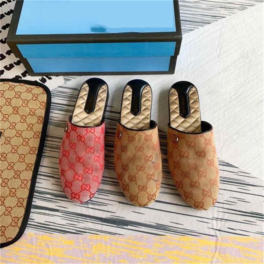 2021 Designer Women Slippers Embroidery Genuine Leather Mules Flat Shoes Metal Casual Loafers Fashion Outdoor Slipper Size35-40, Color8
2021 Designer Women Slippers Embroidery Genuine Leather Mules Flat Shoes Metal Casual Loafers Fashion Outdoor Slipper Size35-40, Color8